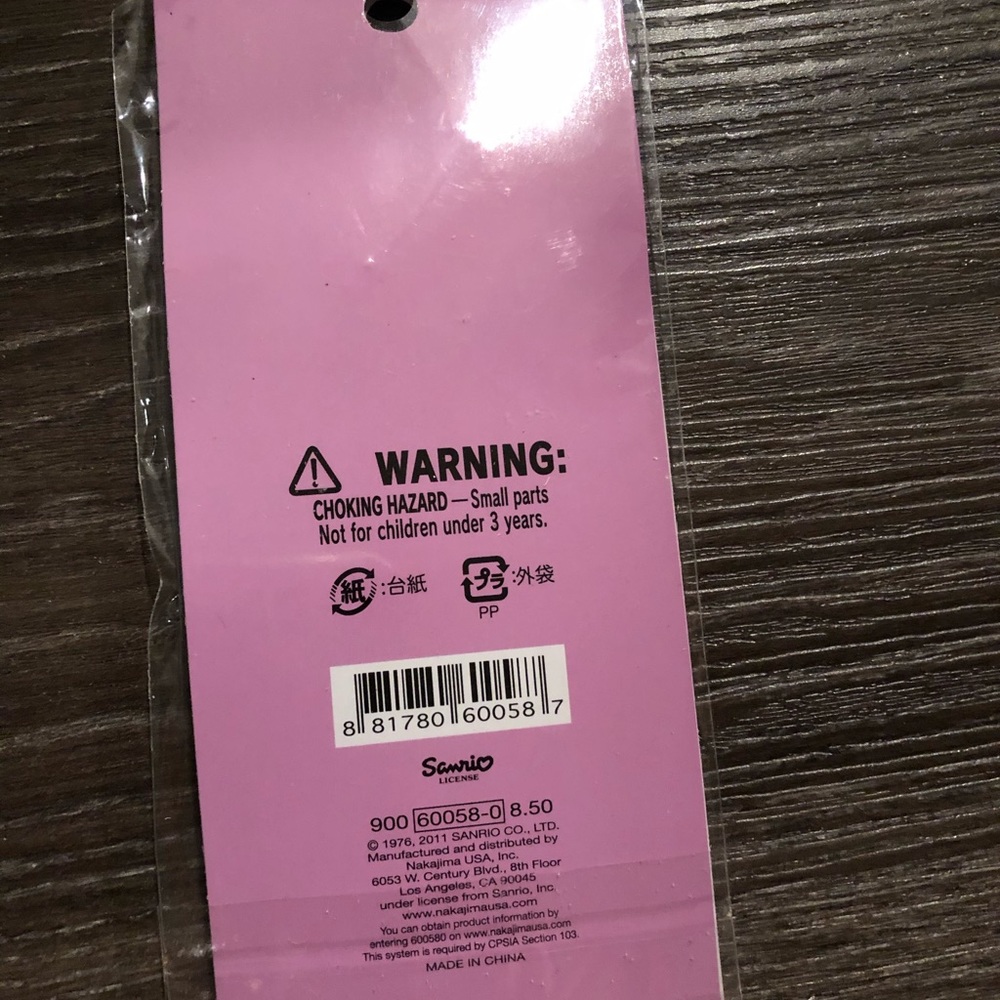 NWT 🧁 Hello Kitty cupcake necklace - Picture 2 of 2